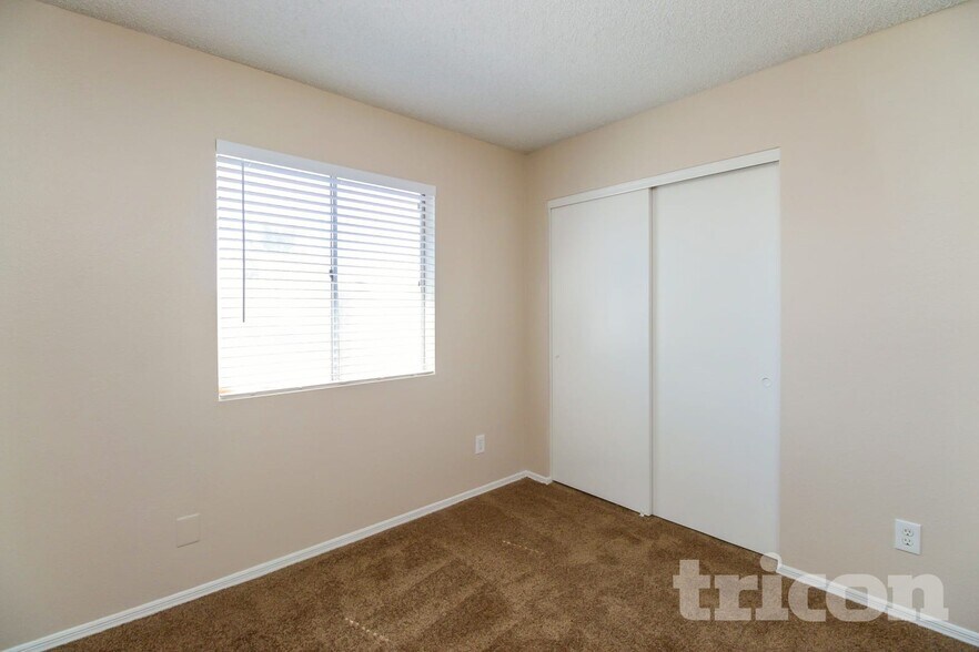 Building Photo - 1406 E Kerry Ln