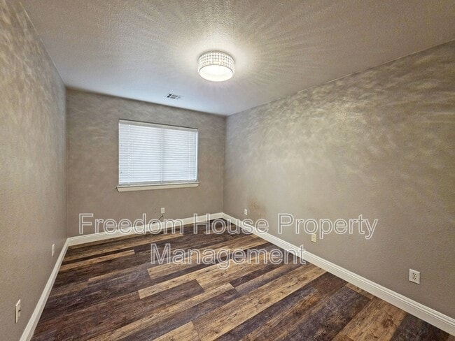 Building Photo - 3630 E Vineyard Dr N