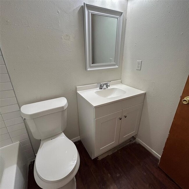 Building Photo - 1011 W 23rd St