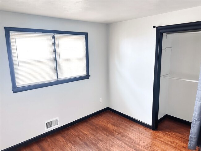 Building Photo - 115 Burben Way