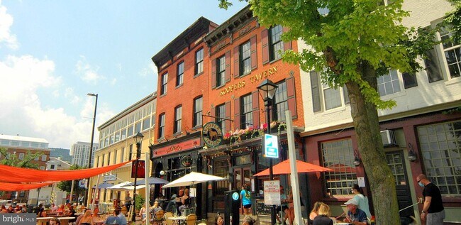 Building Photo - 706 S Bond St