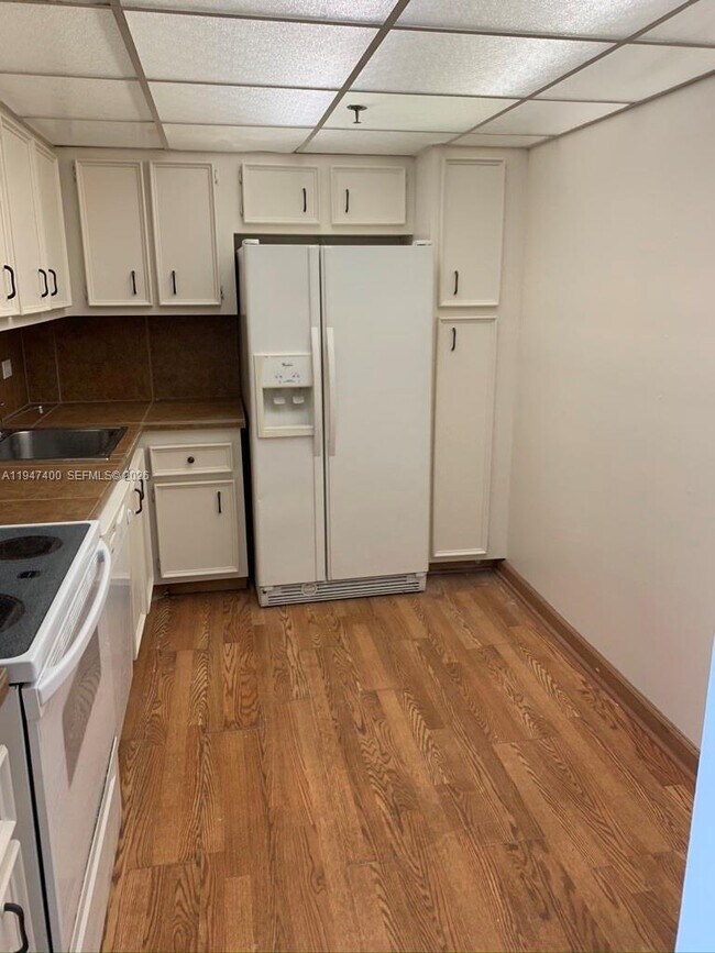 Building Photo - 20505 E Country Club Dr