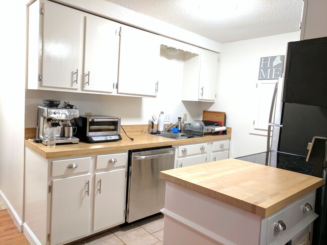 Building Photo - 2BR/1BA unit with W/D, Dishwasher, Parking...