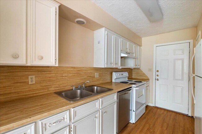 Primary Photo - 908 N LBJ Dr