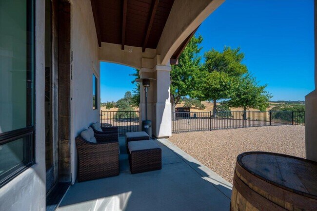 Building Photo - 6750 Golden Pheasant Ln