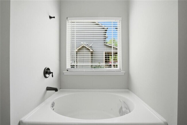 Building Photo - 612 Stevens Pl