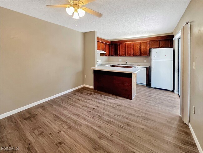 Building Photo - 5241 Cedarbend Dr