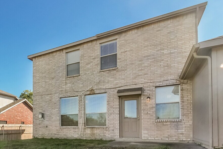 Building Photo - 505 Summertree Ln