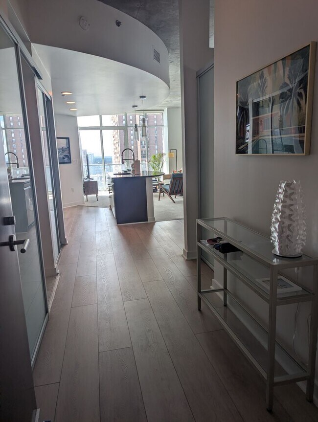 Building Photo - Luxury 1 Bedroom + Den - Breathtaking Mountain Views