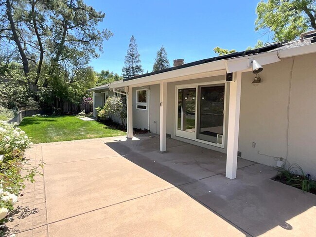 Building Photo - TOP LOCATION & TOP SCHOOLS ! Remodeled SAR...