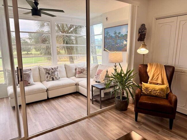 Building Photo - 2651 S Palm Aire Dr