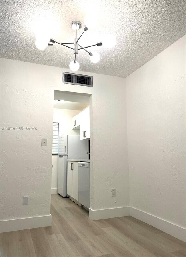 Building Photo - 10901 N Kendall Dr