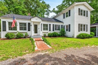 Building Photo - Comfort and Convenience in the Heart of Summerville