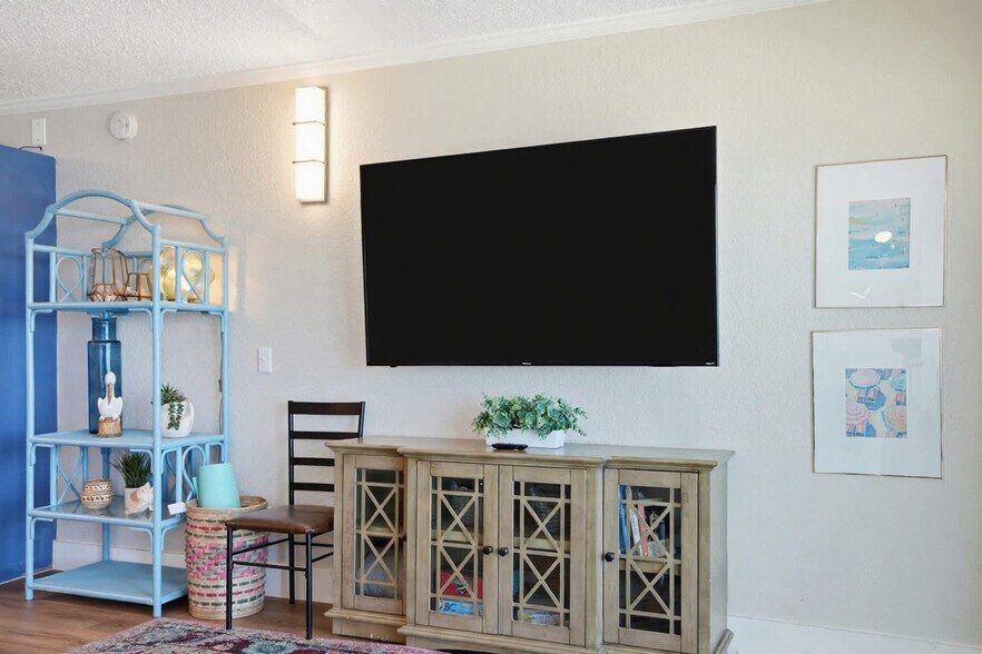 Building Photo - 8743 Thomas Dr