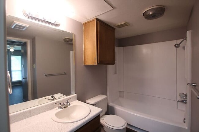 Building Photo - 1 Bed 1 Bath, Upstairs Apartment Unit at H...