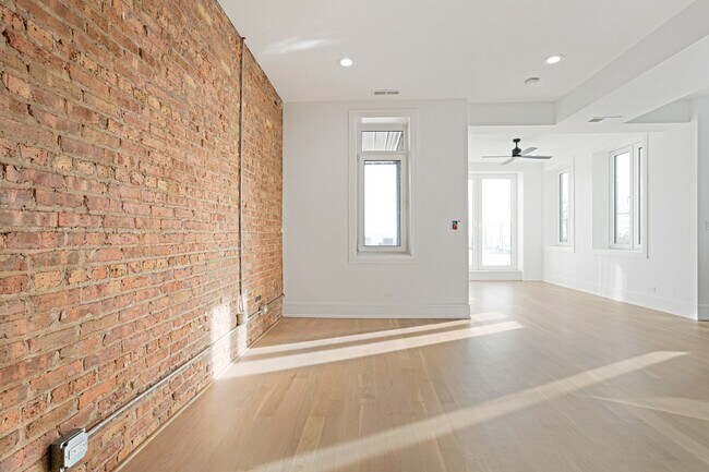 Building Photo - 7729 N Eastlake Terrace