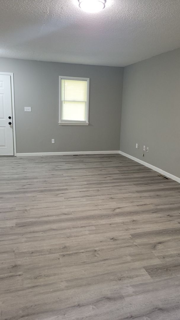 Building Photo - Completely Remodeled!!