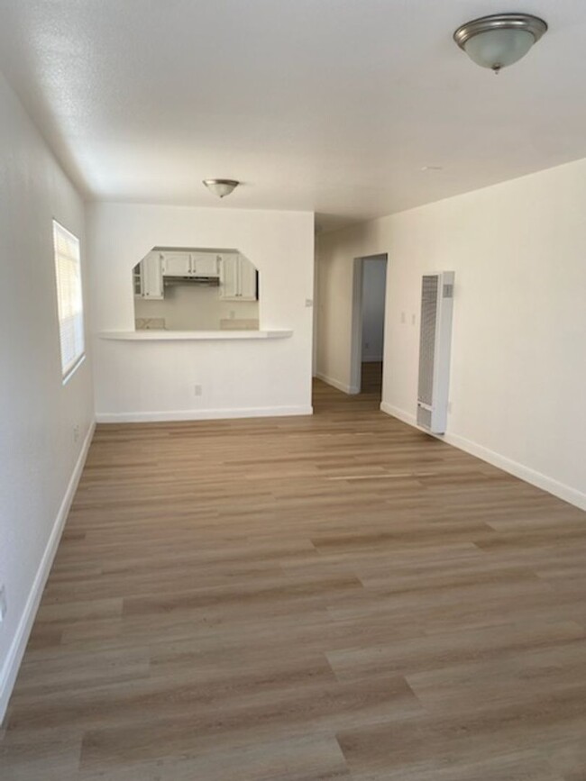 Building Photo - 9815-9817 HOLMES AVENUE