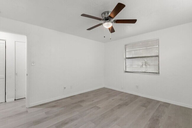 Building Photo - NEWLY RENOVATED Home For Rent in St Petersburg!