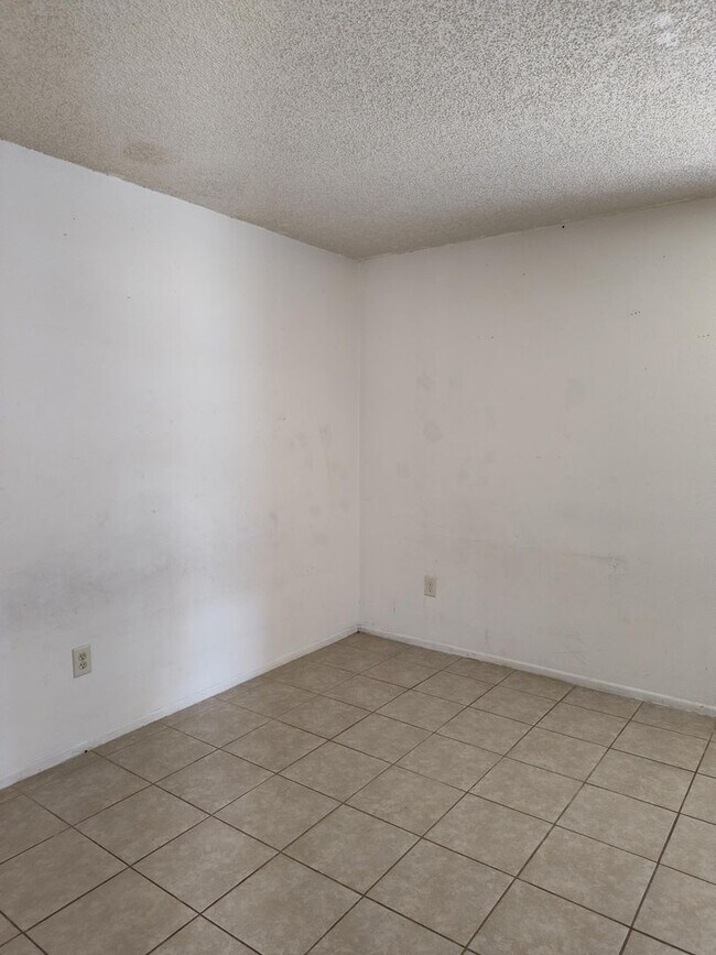 Building Photo - Welcome to Silver Springs Shores–Plaza Rid...