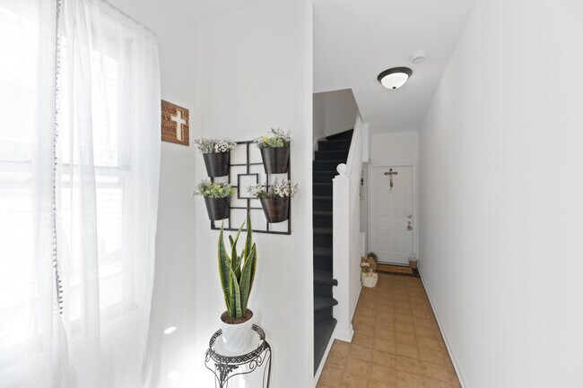 Building Photo - 118 Ray St