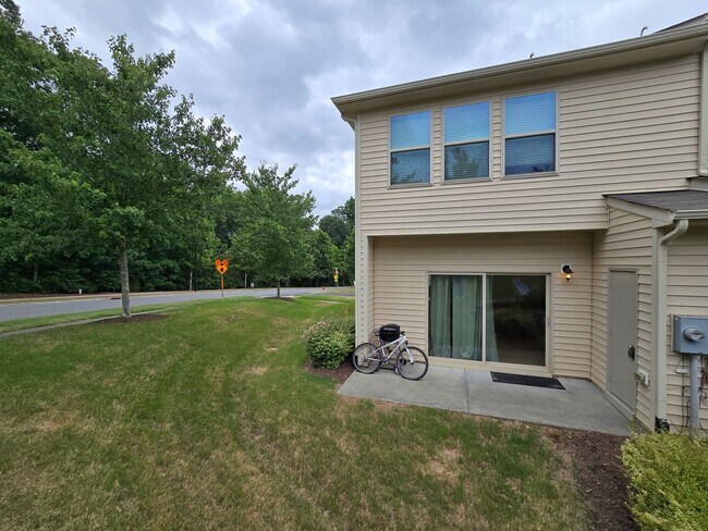 Building Photo - Thompson Ridge Gem!