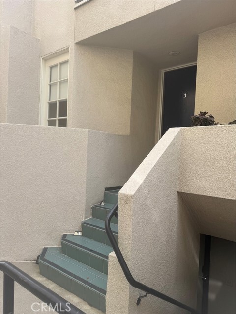 Building Photo - 278 S Oak Knoll Ave