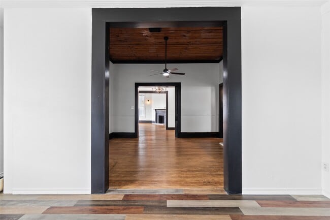 Building Photo - 327 S Robb St