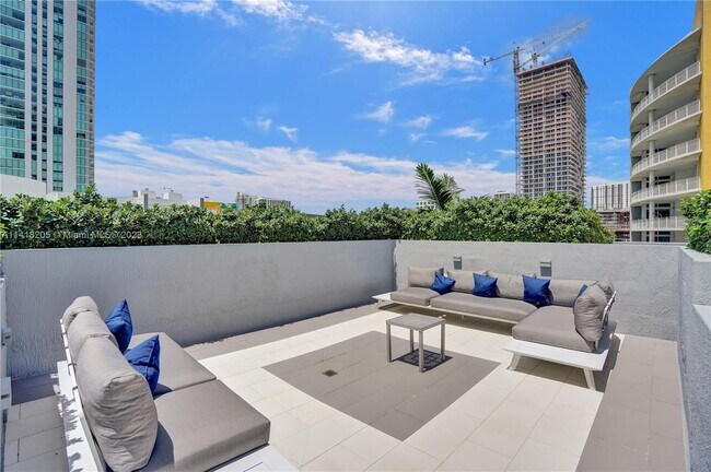 Building Photo - 480 NE 30th St