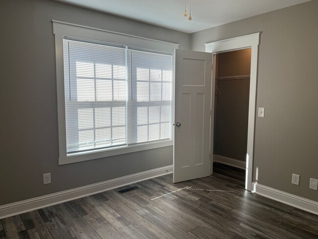 Building Photo - Beautiful 2 bed 1 bath Duplex