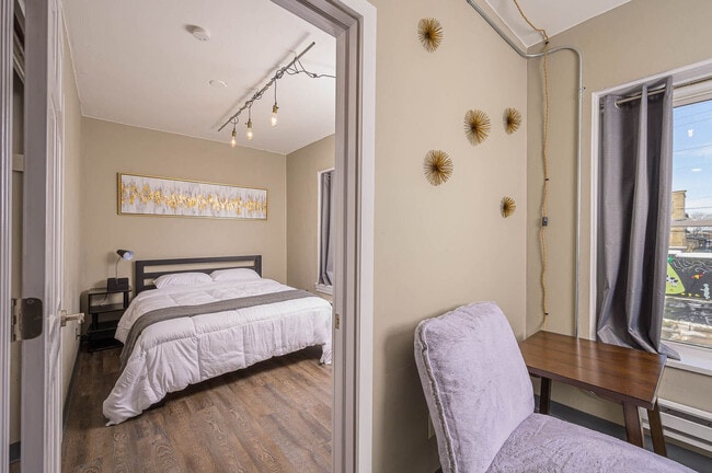 Building Photo - 532 W College Ave