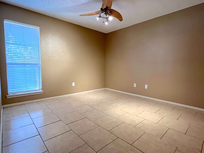 Building Photo - SUBLEASE AVAILABLE JULY  Spacious One Bedroom Condo Close to Campus On the Bus Route