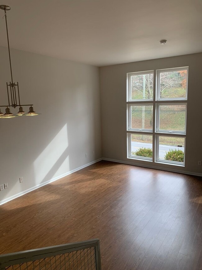 Building Photo - Updated Crescent Hills Condo 2 bed/2 bath - Renaissance Lofts