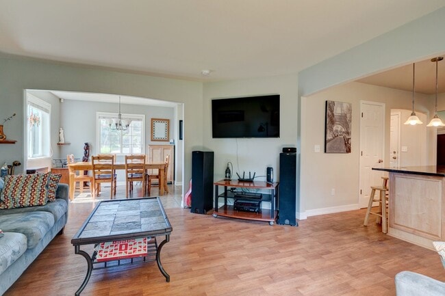 Building Photo - 3 Bed 2 Bath beautiful home on a corner lot in Admirals Cove