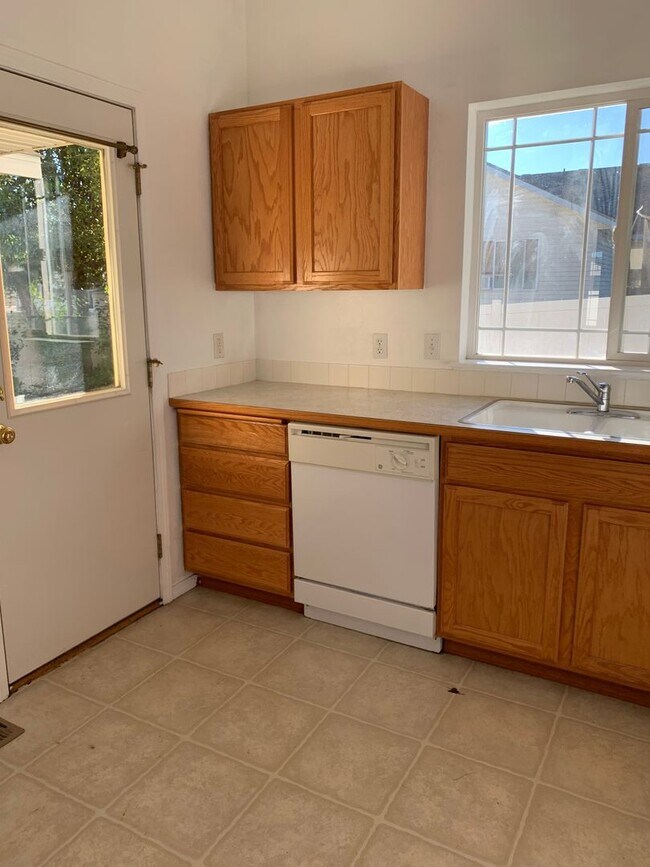 Building Photo - Charming Single-Level Rancher – 2 Bed, 2 Bath