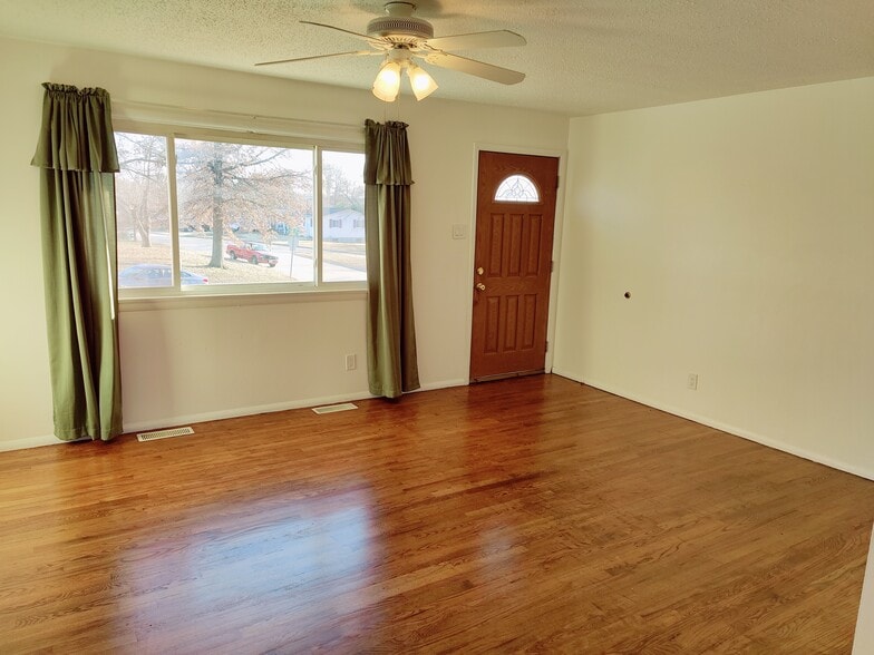 Living Area - 3291 Bristol Hall Dr