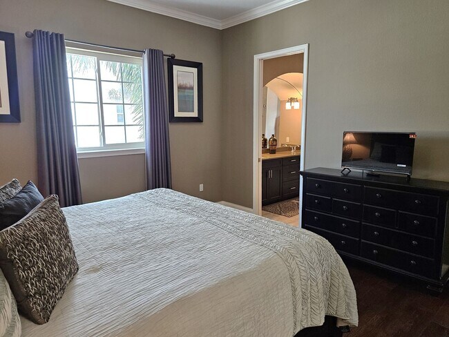 Building Photo - Seasonal Short-Term 2 Bedroom, 2.5 Bath Multi-Level Condo with Balcony and Patio located on Venic...