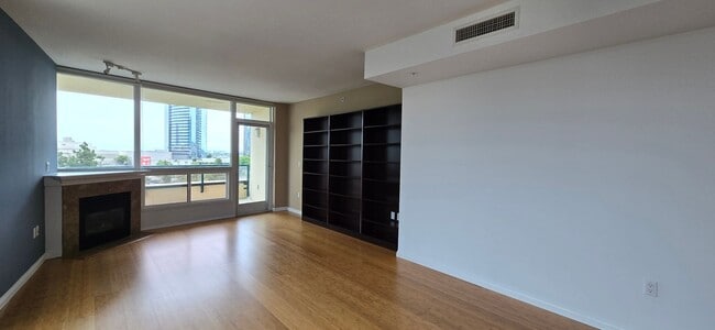 Building Photo - Modern 2 Bed, 2 Bath Condo in the Heart of...