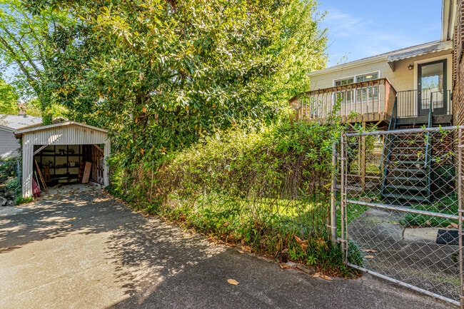 Building Photo - 666 Yorkshire Rd NE