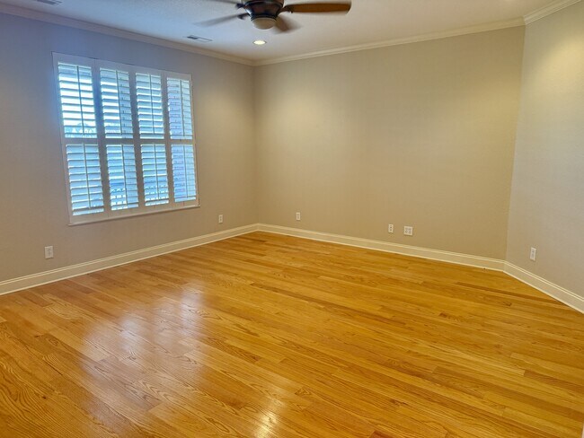 Building Photo - 421 Amberland Ln