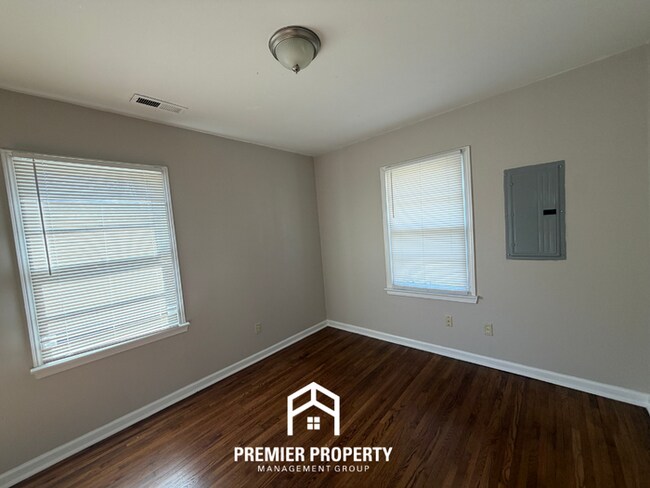 Building Photo - Charming 3BR Home in 38117- Hardwood Floors & Fenced Backyard