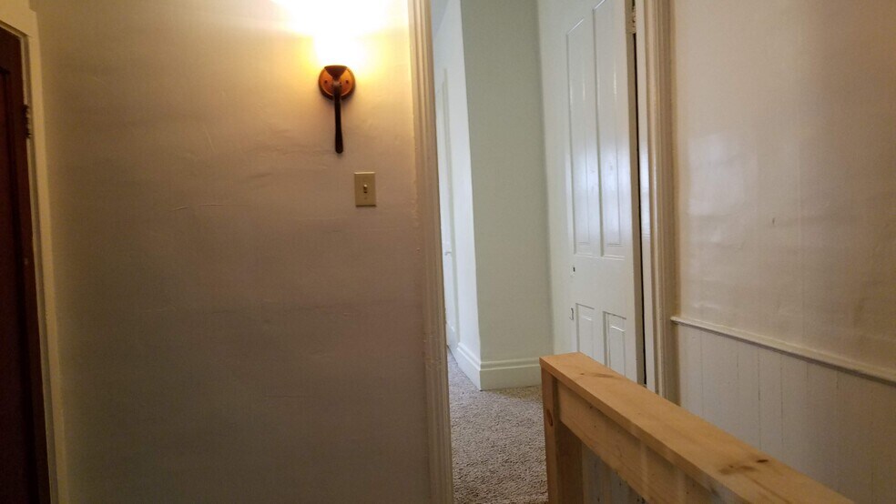 Landing - 1937 Meadville St