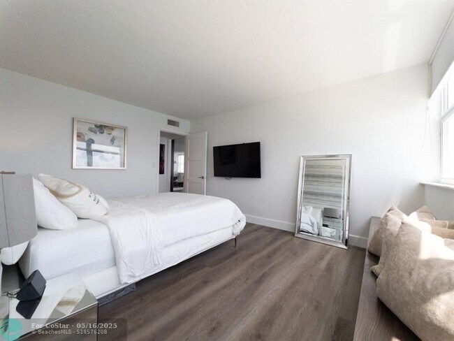 Building Photo - 209 N Fort Lauderdale Beach Blvd
