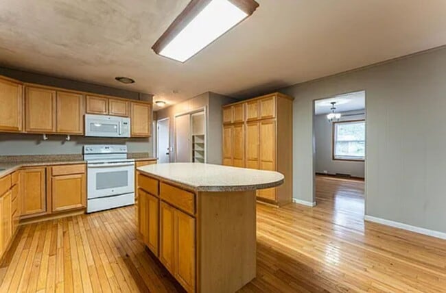 Building Photo - Large 4 Bedroom 3 Bath Home Available 7/15...