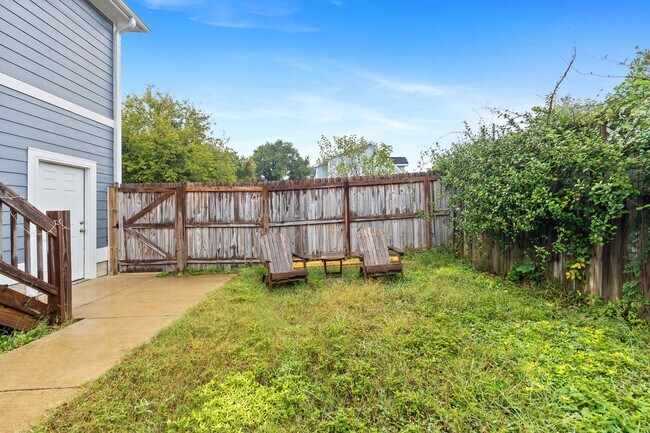Building Photo - 607 Dowd St