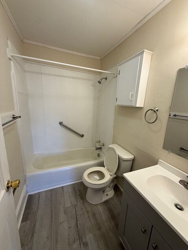 Building Photo - Duplex on Higgs St