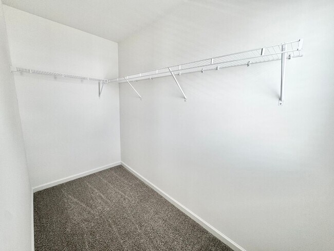 Building Photo - 3 br 2.5 ba townhome AVAILABLE JULY 16TH close to freeways and shopping!