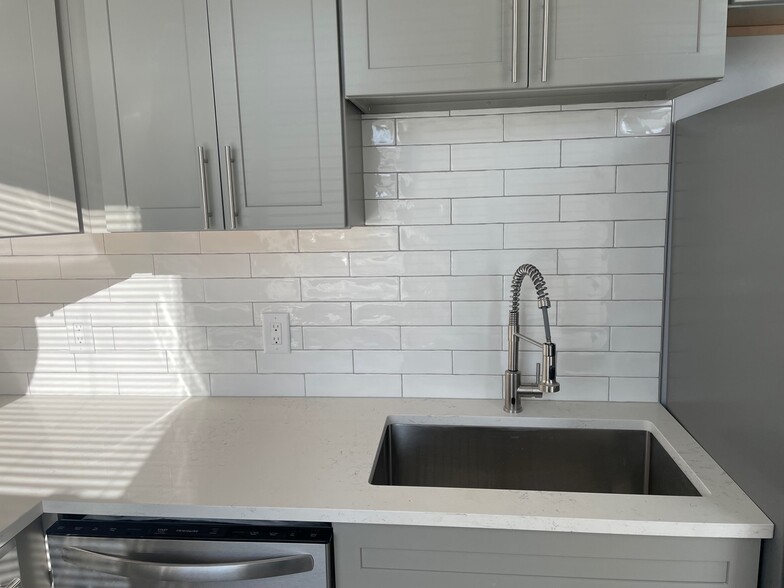 Ceramic Tile Backsplash - 216 Findlay St