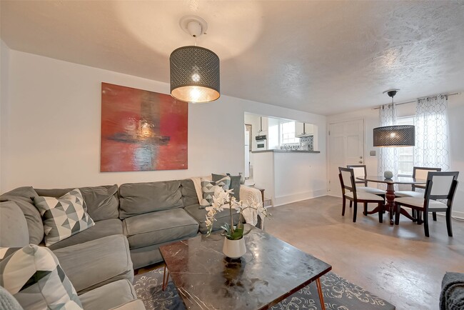 Building Photo - 6018 Berendo St