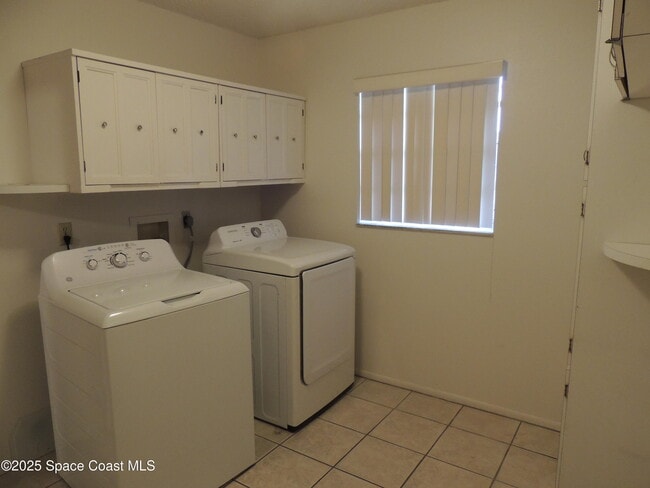 Building Photo - 2049 Ixora Dr W